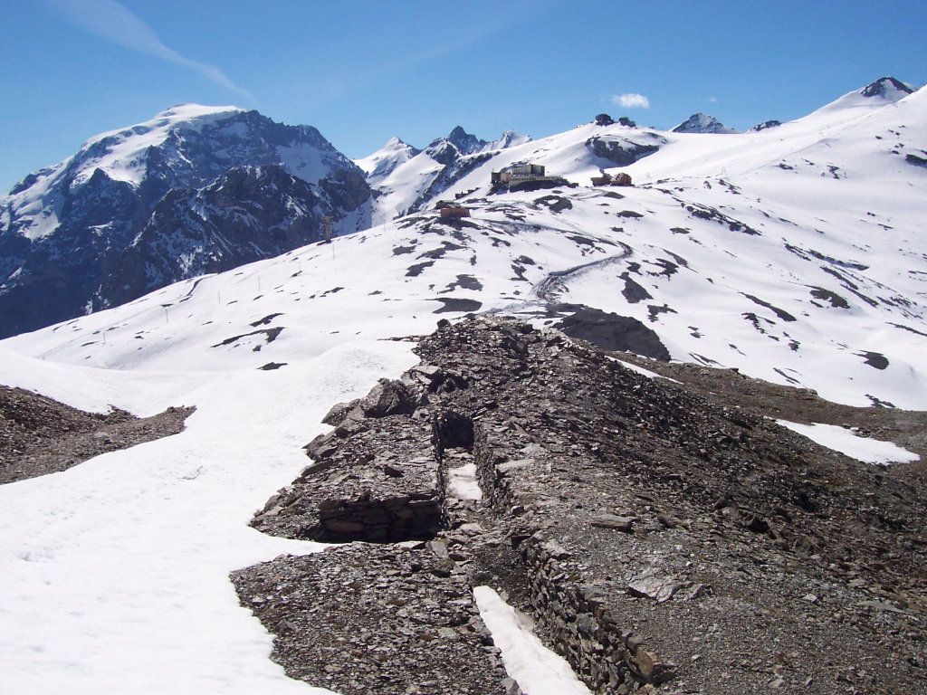 Il passo dello Stelvio dalle trincee lungo la salita al monte Scorluzzo