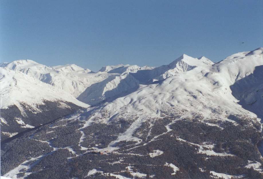 Vista della ski area di Bormio dal versante opposto di San Colombano