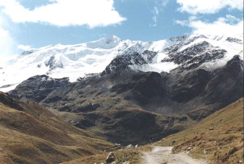 Vista dal ghiacciaio dei Forni in Valfurva lungo la Val Cedec