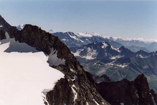 Dalla punta Helbronner si vedono, in lontananza, a oltre 30 km di distanza,  l'inconfondibile cima del Cervino e il massiccio del Monte Rosa