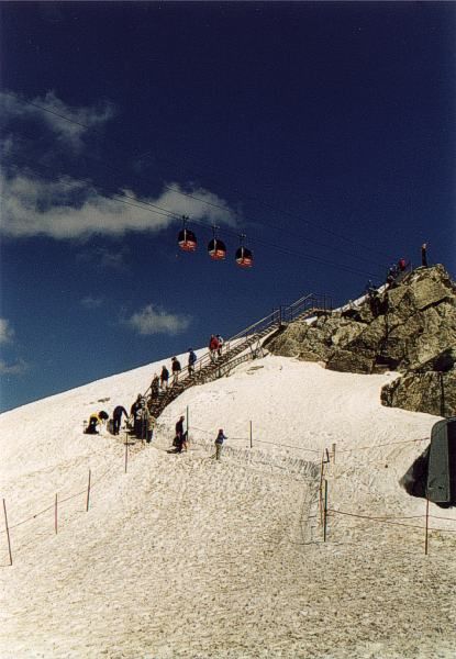 Sempre dalla Punta Helbronner è possibile scendere lungo questa scala in un'area recintata e controllata, dove sperimentare... l'emozione di camminare sul ghiacciaio in sicurezza, senza necessità di essere in cordata nè veri alpinisti.