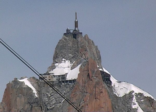 L'Aiguille du Midi è vista a distanza di diversi chilometri dalla Punta Helbronner con un potente zoom (foto dal video)