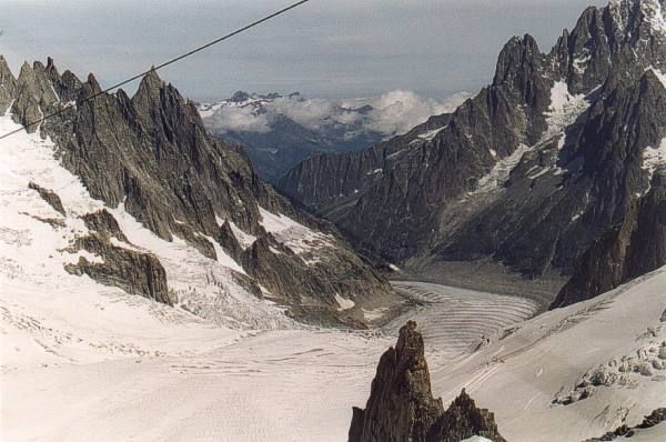 Il lungo ghiacciaio che scende verso Chamonix inizia da qui.