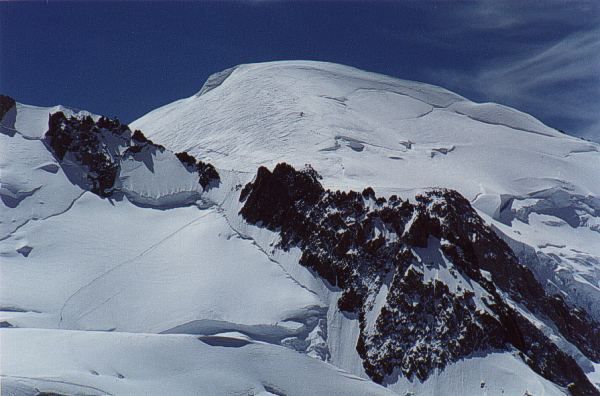 Un'immagine ravvicinata (con un 200 mm.) della cima. Piccolissimi, parecchi alpinisti salgono a destra del Mont Maudit (4465 m.) verso il Bianco. Si vede il loro percorso zigzagare fino alla cima.