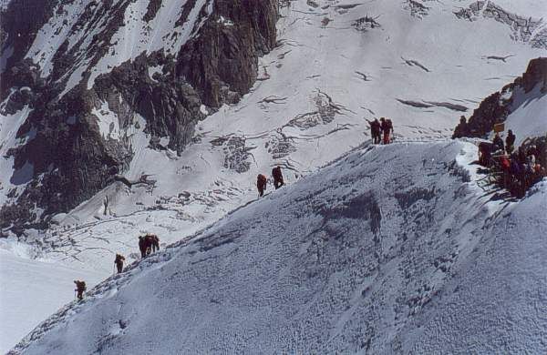 Nelle belle giornate estive c'è un continuo andare e venire di cordate all'Aiguille du Midi. Da questo punto l'accesso alla stazione, quasi tutta scavata nella roccia, è attraverso una galleria di ghiaccio.