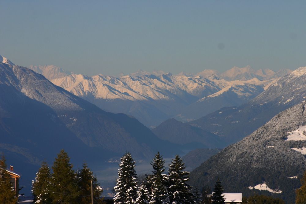  Più nitide, in primo piano, le montagne del Lago di Como; dietro (da sinistra) il Rosa, il Cervino e le Alpi del Vallese.