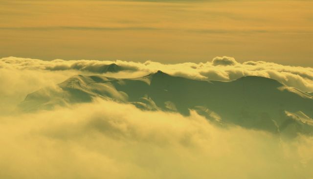 Un ultimo sguardo verso il tramonto dietro l'Ovovia e poi giù sulle pendici del monte Libro Aperto, a conclusione di questa bella giornata che ha collegato i due comprensori più grandi dell' appennino settentrionale.