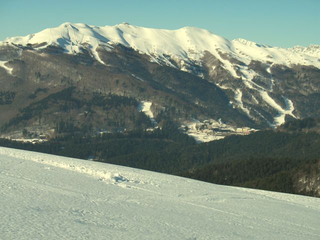 Salendo dalla foce della Verginetta, mi lascio le piste dell'Abetone alle spalle.