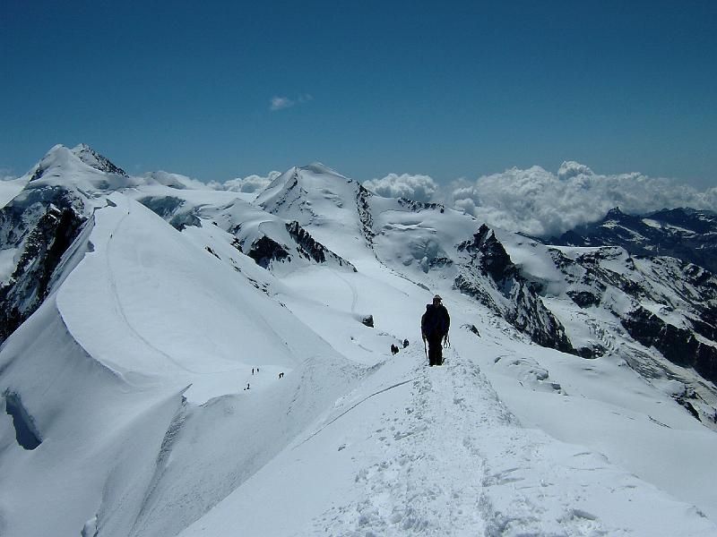 in cima al breithorn occ. : la cresta del Breithorn centrale e sullo sfondo i Liskamm e a destra il Castore.