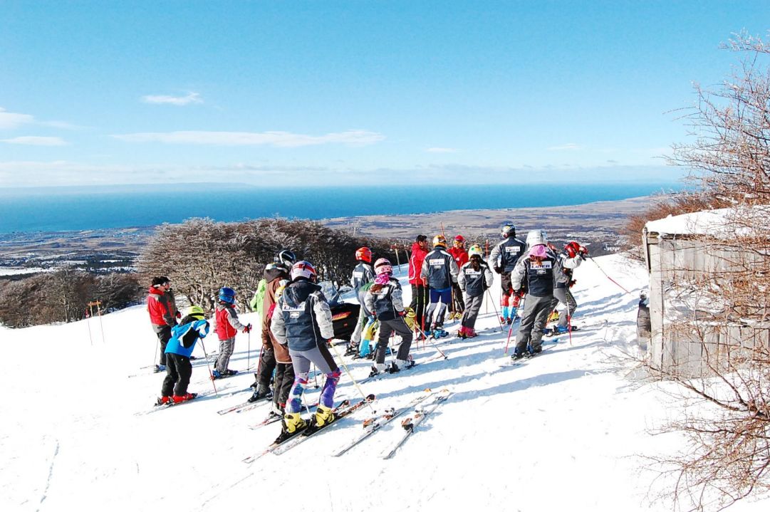 Giovani atleti di Punta Arenas sulle loro piste del Cerro Mirador, vista oceano
