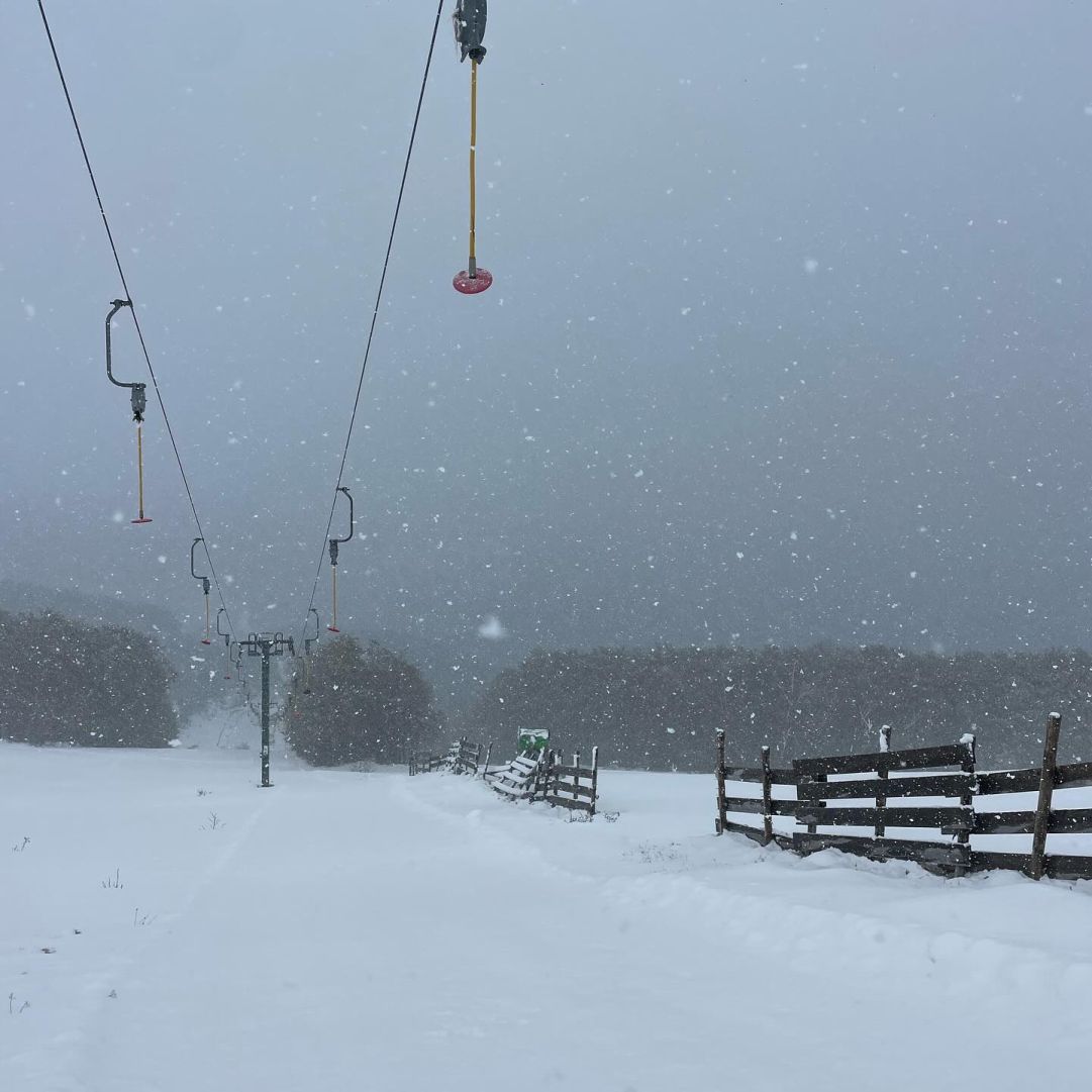 Nevica sui Monti Sibillini, Bolognola ski apre le piste