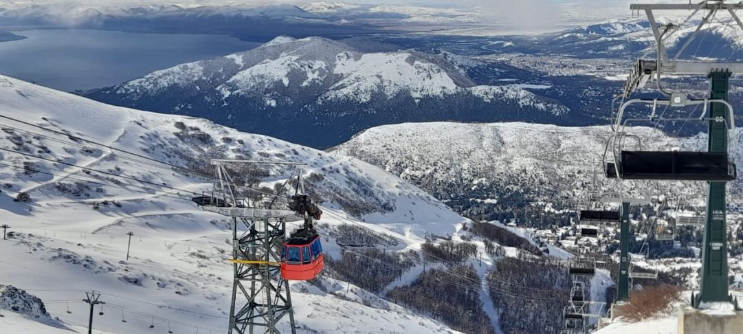 In Sud America la stagione dello sci inizia già ad aprile. Si scia al Cerro Catedral