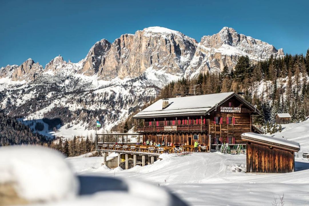 Alta Badia, il rifugio Negerhütte cambia nome. Si chiamerà solo con il nome italiano “Capanna Nera”