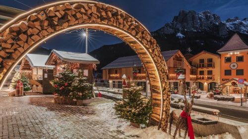 Alla scoperta dei Mercatini di Natale della Val di Fassa tra addobbi, canti, dolci della tradizione e artigianato locale