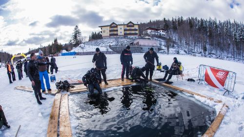 Alpe Cimbra, torna lo stage "Under Ice": immersioni sul Lago ghiacciato di Lavarone