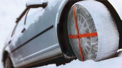 Calze da neve e gomme spray: ecco le alternative alle catene e agli pneumatici 