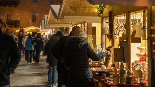 A Bormio torna la magia dei Mercatini di Natale tra luci, casette di legno e presepi