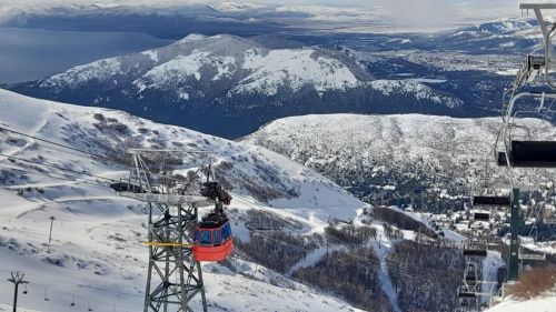 In Sud America la stagione dello sci inizia già ad aprile. Si scia al Cerro Catedral