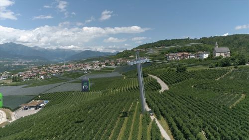 Val di Non, una funivia per il trasporto delle mele