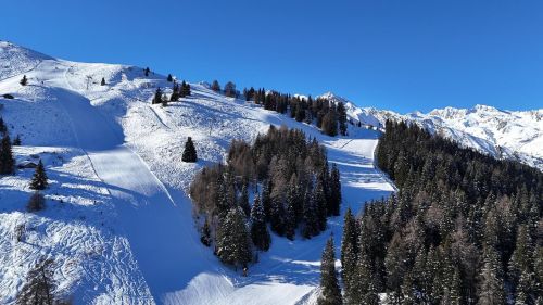 Incidente in un incrocio tra due piste, chi paga se l’incrocio non era segnalato?