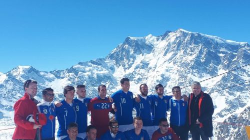Macugnaga, sulle nevi del Monte Moro partita di calcio Italia - Svizzera