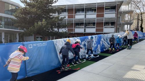 “Ski in the City”. Alla BES di Milano si scia nel cortile della scuola sulla pista Neveplast