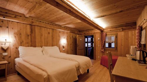 Dormire negli incantevoli chalet del Relais Regina ai piedi del Monte Rosa