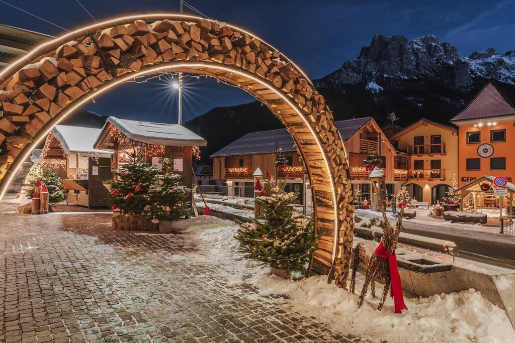 Alla scoperta dei Mercatini di Natale della Val di Fassa tra addobbi, canti, dolci della tradizione e artigianato locale