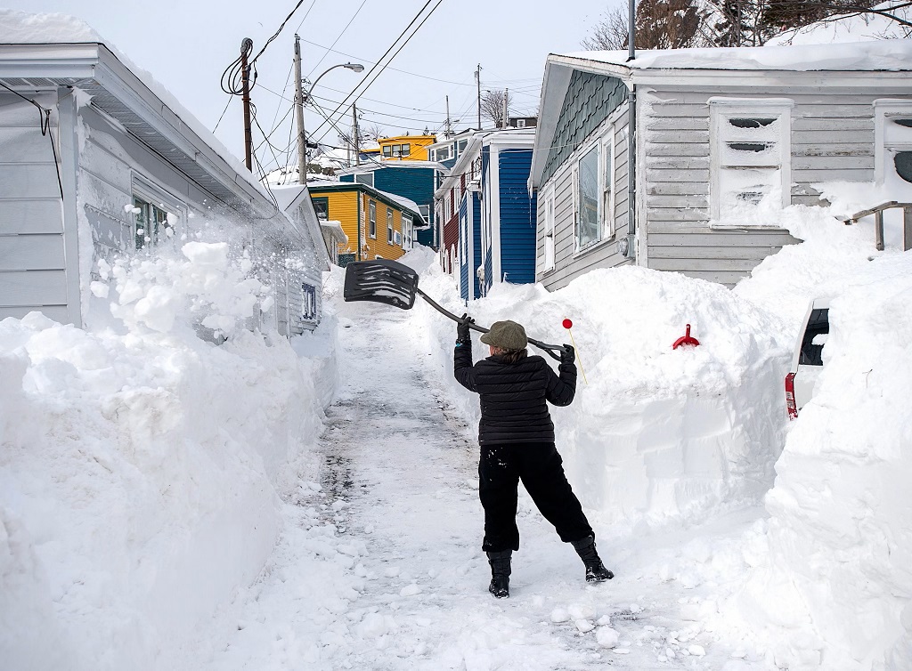 Bufera di neve a Toronto e negli Stati Uniti. Chiuse le scuole e centri vaccinali