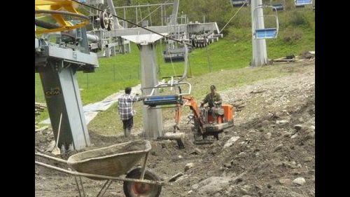 Lavori per liberare la stazione  a valel della seggiovia dei 13 laghi