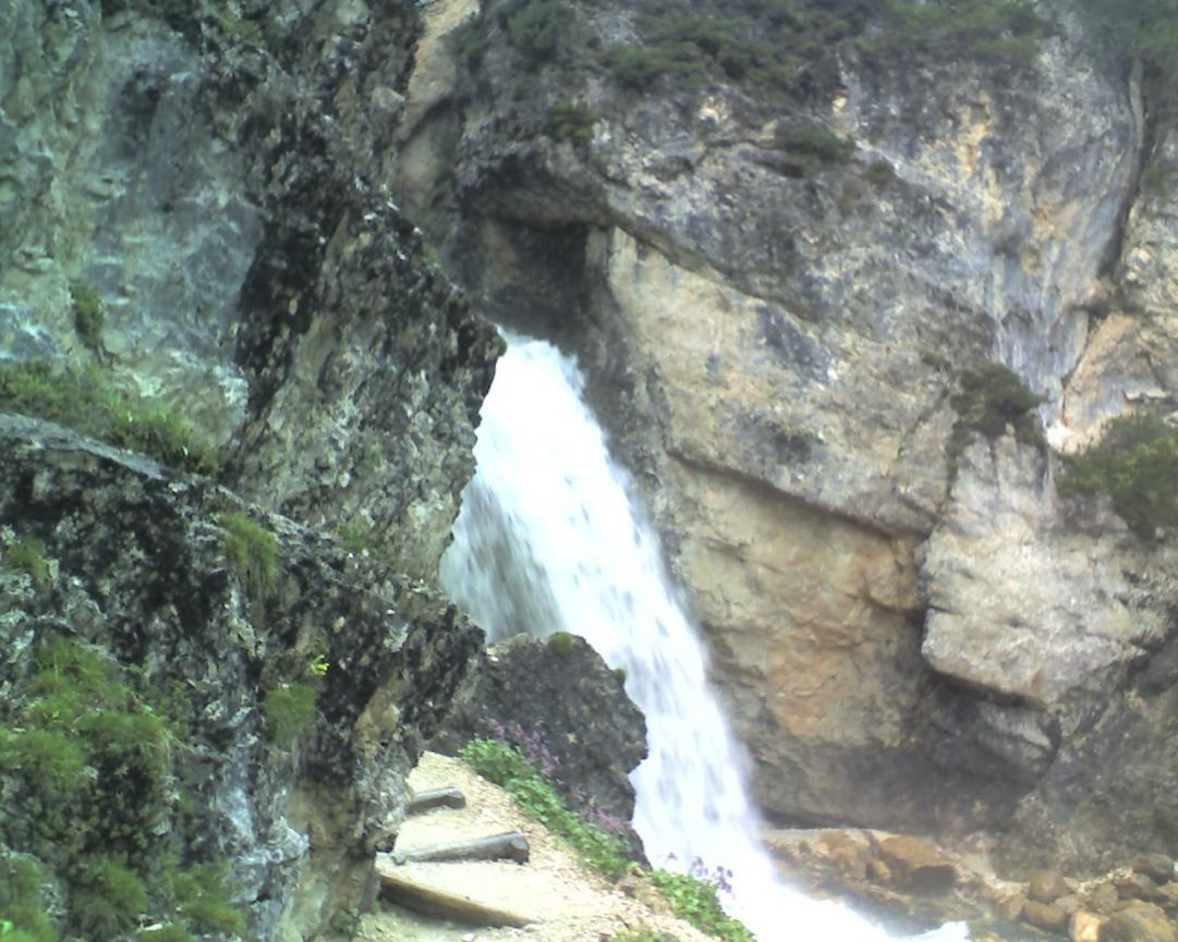 QUESTA CASCASTA SI TROVA AL PARCO DOLOMITI DI CORTINA