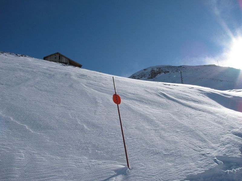 il vento ha spazzato via quasi tutta la neve in alto