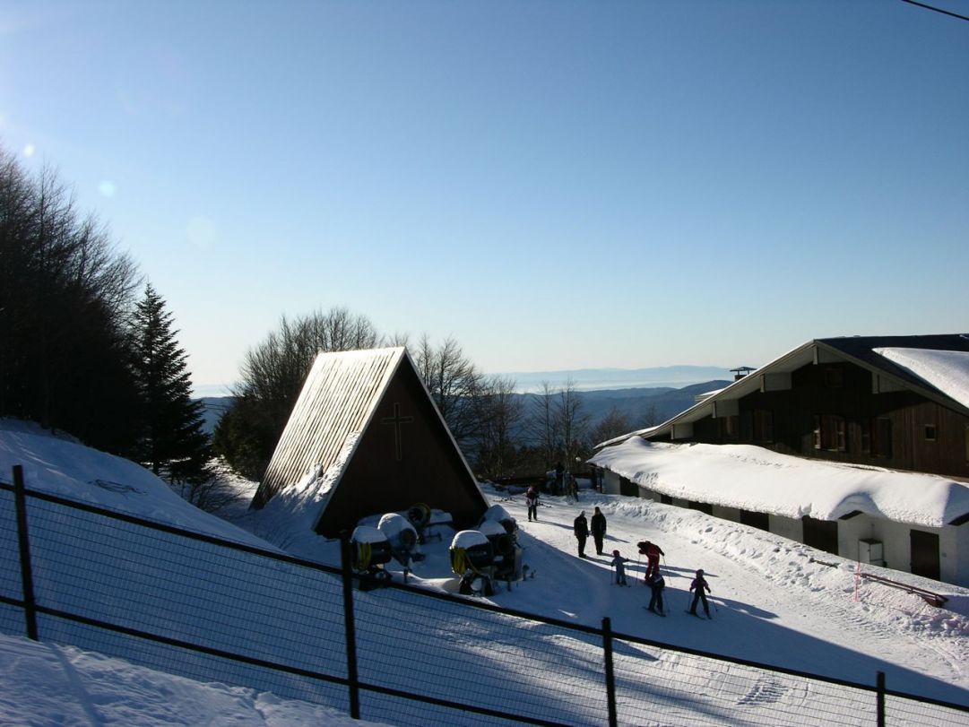 All'arrivo dello skilift Campo Scuola si passa davanti la caratteristica chiesetta in legno