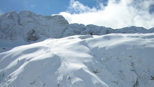 rifugio Gilberti con alle sue spalle le tracce di discesa