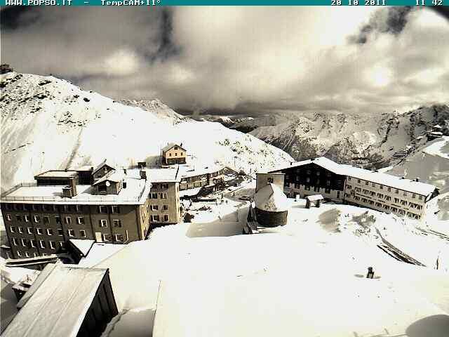 Al Passo dello Stelvio la notte del 19 ottobre 2011 ha nevicato 30cm fuori dall'hotel Pirovano e quasi mezzo metro in quota... 
condizioni a dir poco eccezionali