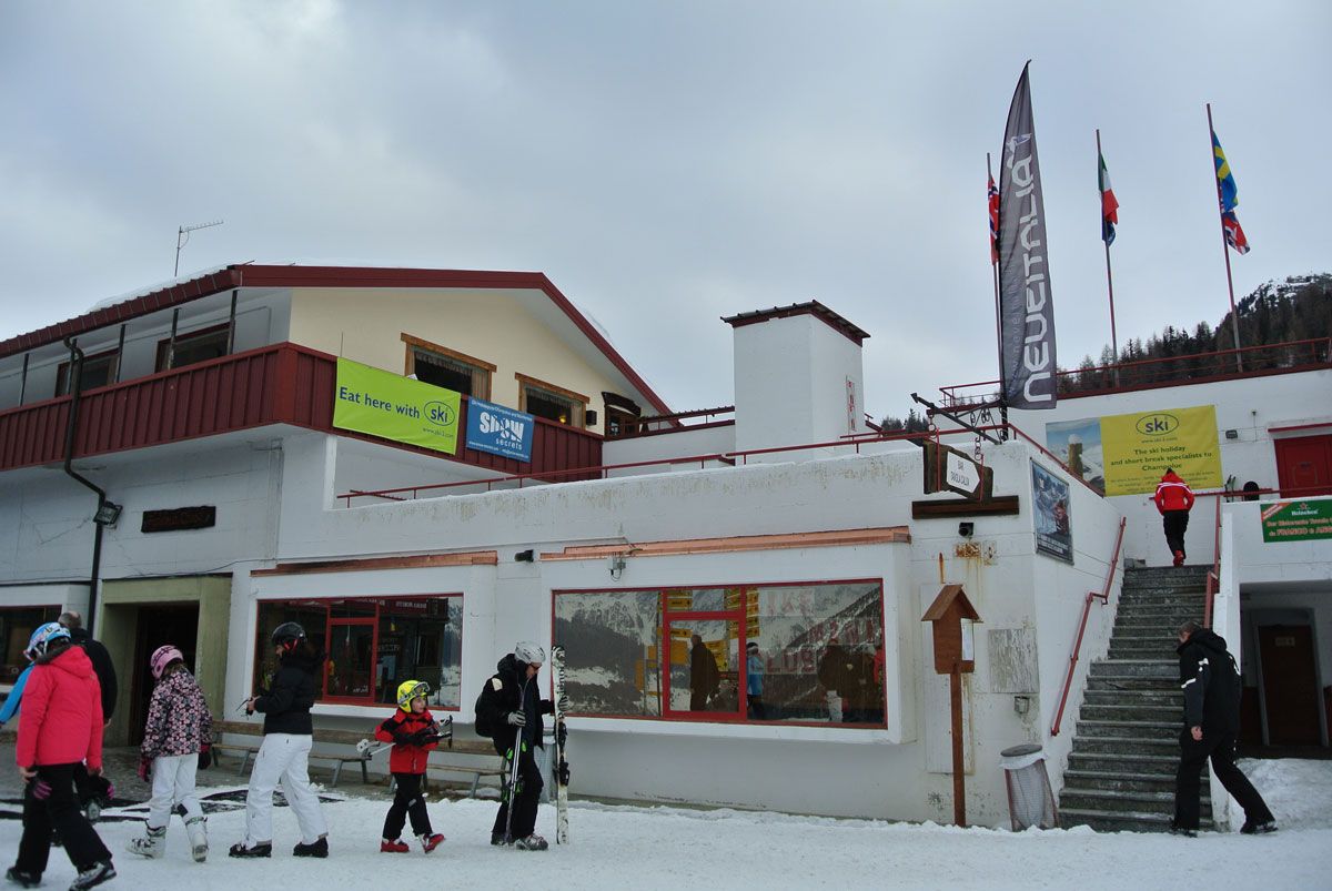 come arrivare al Bar Ristorante Tavola Calda Crest
All'uscita della telecabina da Champoluc, nello stesso edificio della stazione di arrivo, prendere la scala giusto all'uscita della cabinovia e si  può accedere al ristorante