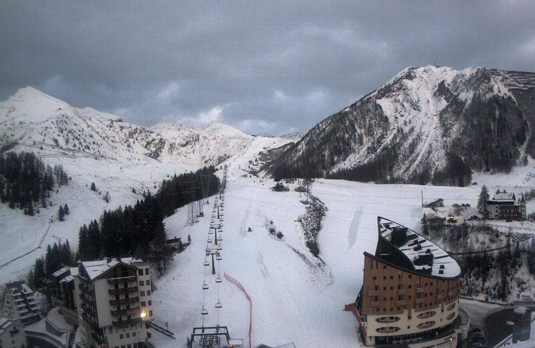 La neve scarseggia, ma il comprensorio Brembo Ski San Simone - Foppolo – Carona non vuole arrendersi alle alte temperature e da ieri sera altri 10 cannoni sono giunti in soccorso a quelli già posizionati sulle piste IV Baita, Montebello e Cappelletta di Foppolo.  Si tratta di 10 cannoni mobili di ultima generazione, forniti dalle ditte Snowstar di Gussago e TechnoAlpin di Bolzano, sistemati a pochi metri di distanza l'uno dall’altro per coprire dove serve ancora neve.
in totale 60 cannoni in funzione!