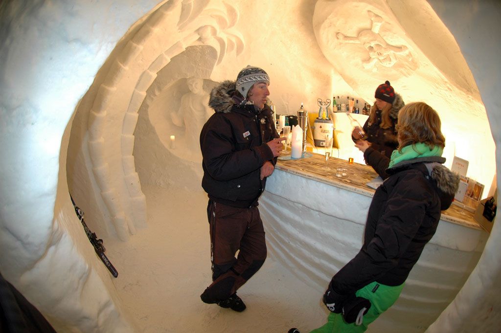 Bar ghiacciato dell'Iglu-Dorf, villaggio igloo tra le Alpi Svizzere