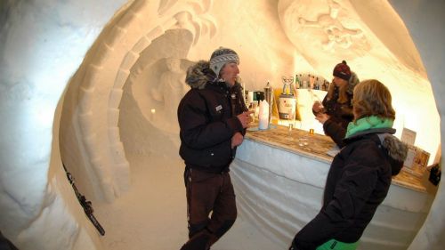 L'emozione di provare la vita da eschimese in un Igloo-hotel Svizzero