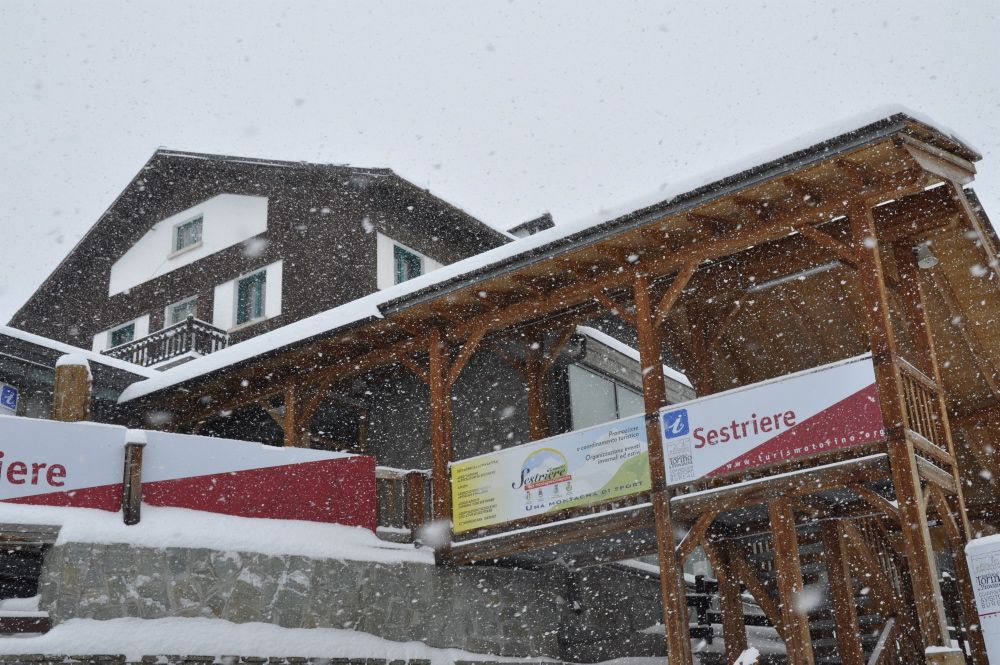 Martedì 25 ottobre ai 2.035 metri d'altitudine del Colle del
Sestriere si sono registrati una ventina di centimetri di neve fresca in paese.