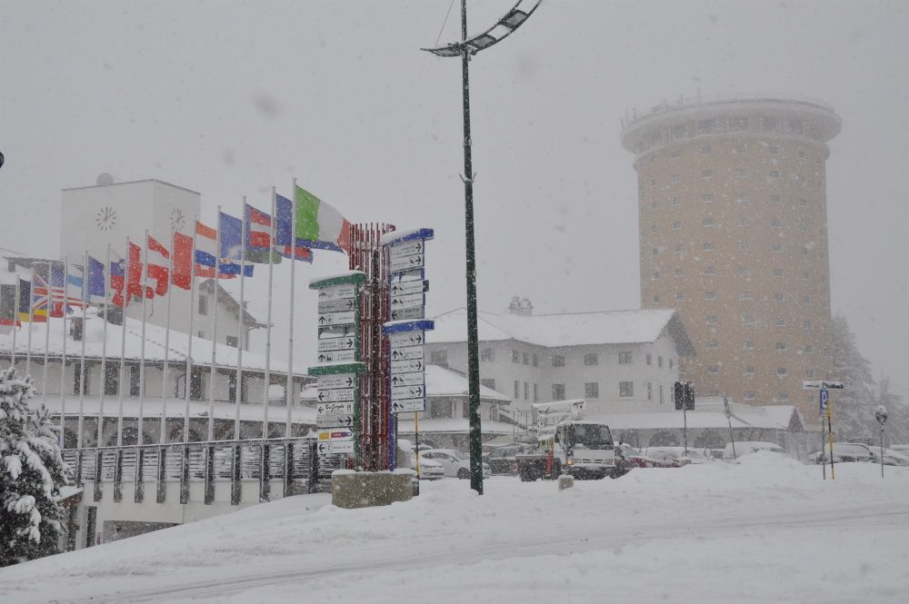 Martedì 25 ottobre ai 2.035 metri d'altitudine del Colle del
Sestriere si sono registrati una ventina di centimetri di neve fresca in paese.