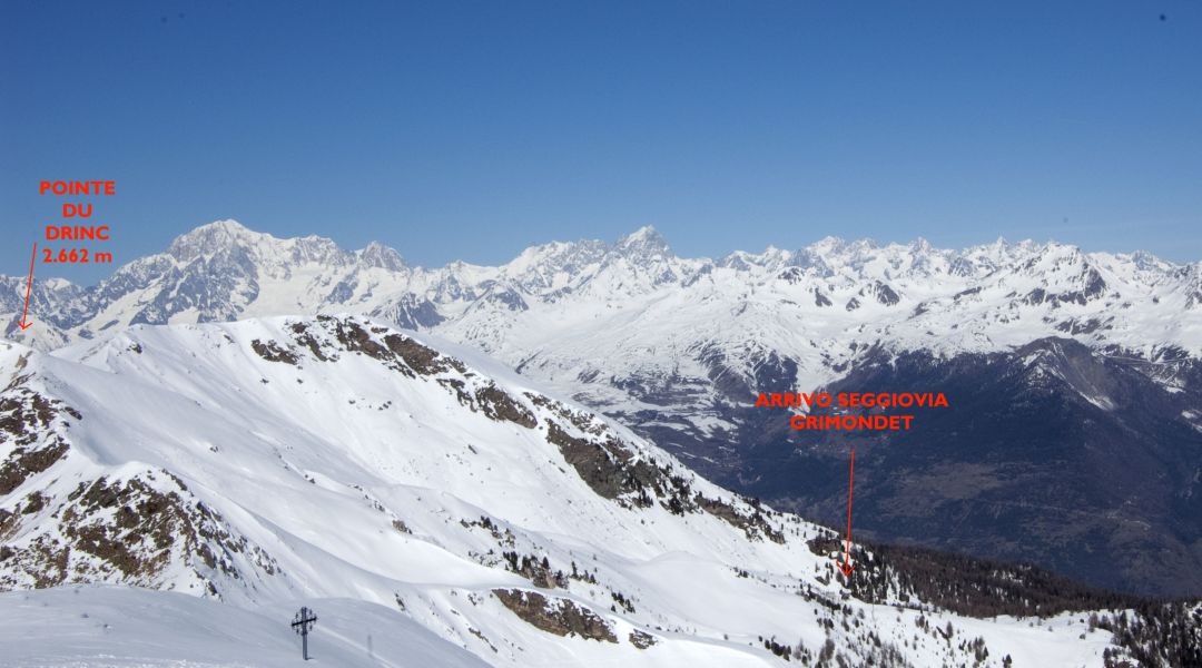 il profilo dell'itinerario con sullo sfondo il monte bianco