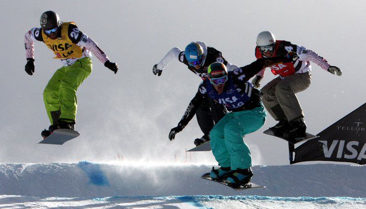 Hit dei quarti di finale snowboard cross. Omar Visentin riconoscibile dal casco azzurro