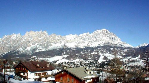 Cortina Turismo guarda a Est