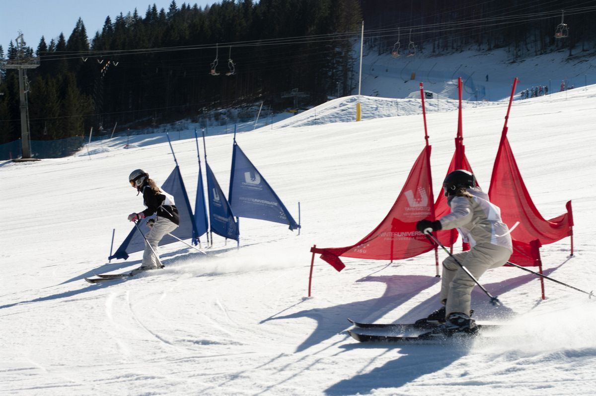 Edizione 2010 del Lussarissimo Young, una gara a staffetta sugli sci  che ha visto un centinaio di ragazzi in rappresentanza delle scuole del FVG, sfidarsi un un avvincente percorso sulla pista C di Tarvisio.