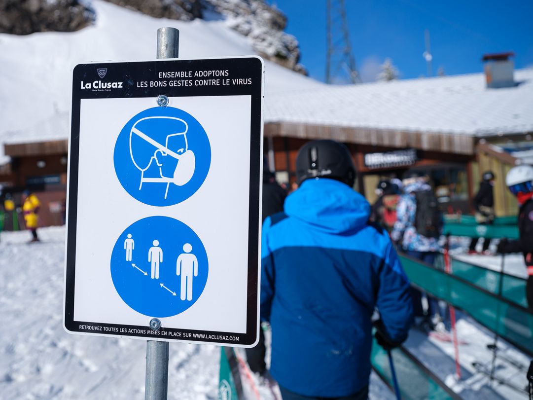 Mascherina obbligatoria per sciare in Francia, nelle file e in telecabina. Green pass solo se i contagi salgono.