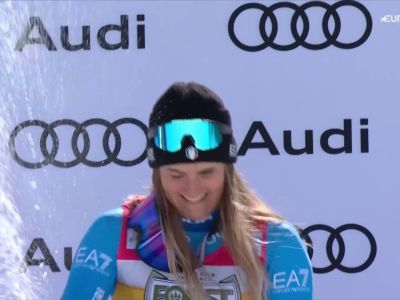 Video Bagno di festa per Laura Pirovano, la premiazione e linno dopo la seconda vittoria nella discesa di casa