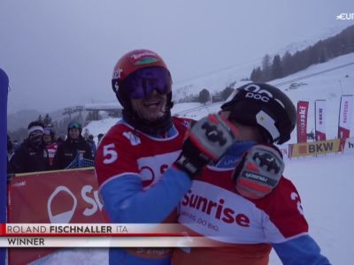 Video Roland Fischnaller vince ancora a 45 anni: il video della gara a Scuol e labbraccio con Mirko Felicetti