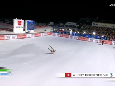 Video Wendy Holdener si ribalta dopo il traguardo e si schianta contro le barriere protettive. Rivivi la sua caduta a Courchevel