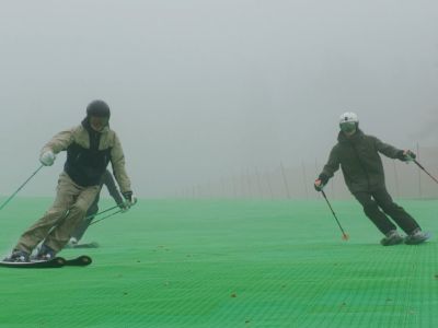 Video Nevegal, prime discese sulla nuova pista da sci sintetica